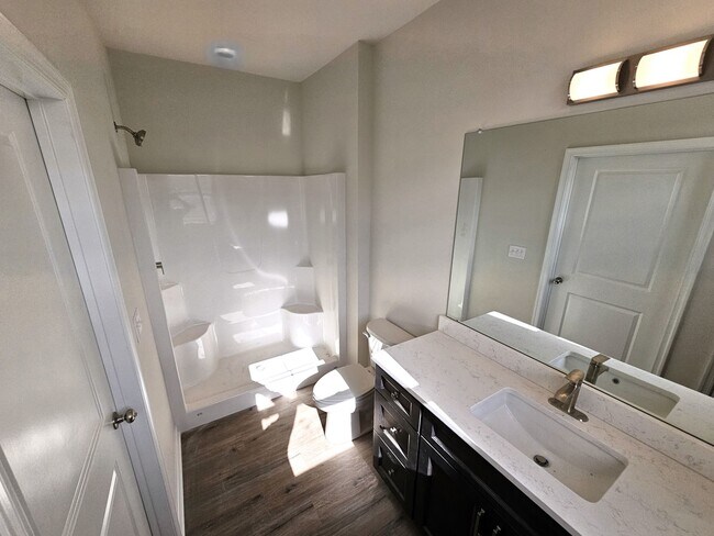 Building Photo - First Floor Luxury Flat