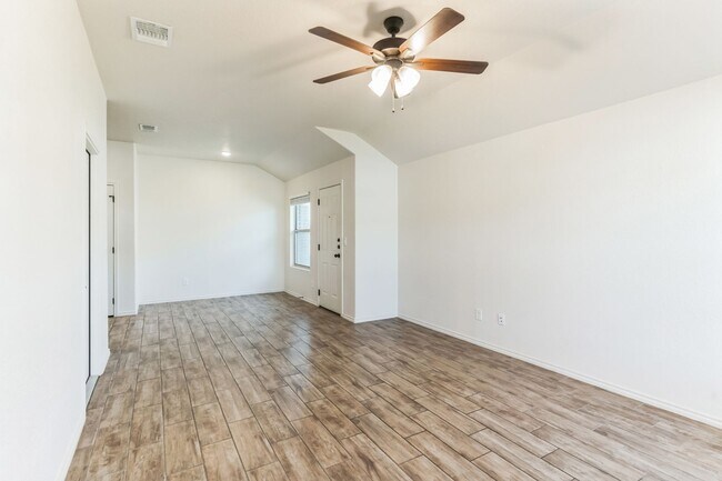 Building Photo - Modern 3-Bedroom Duplex in Temple with Spa...