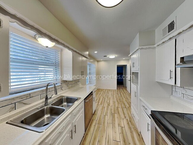 Building Photo - 5928 Fox Hill Ln