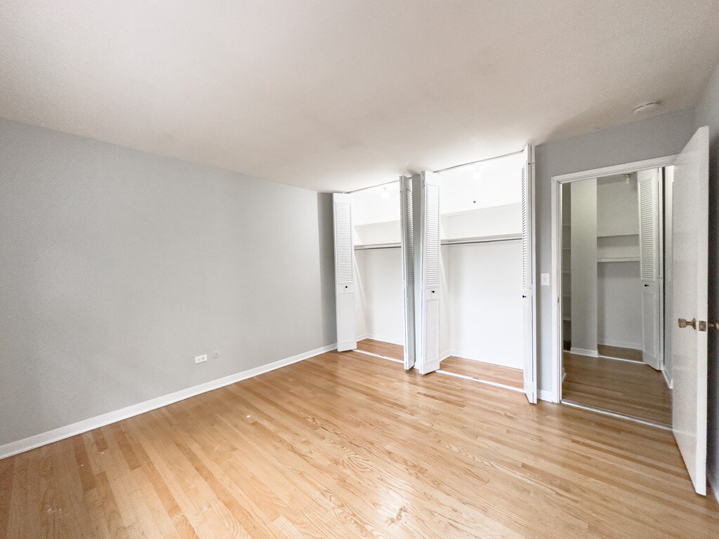 Building Photo - 515 W Briar Pl