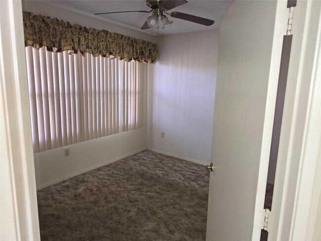 Building Photo - 550 SW 138th Ave