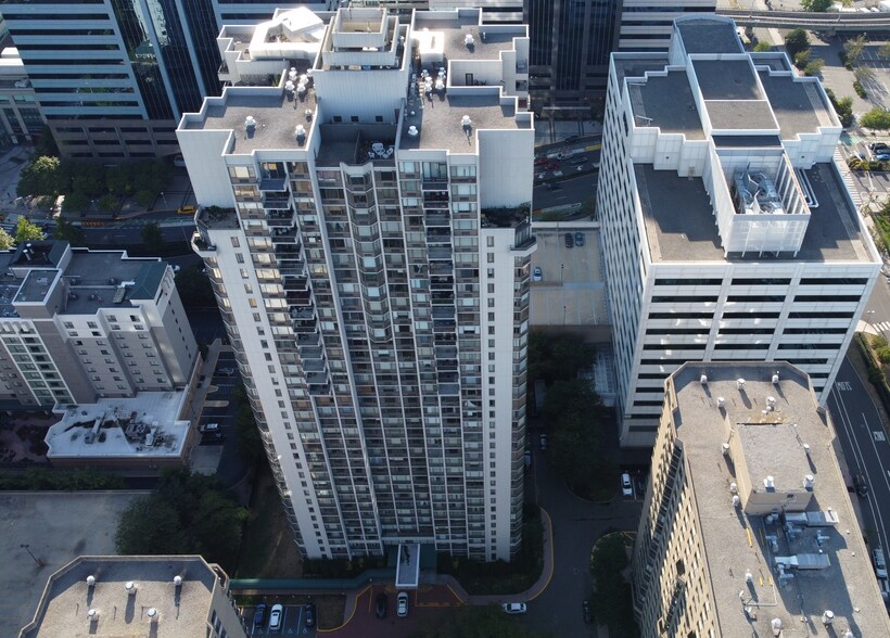 Building Photo - 45 River Dr S