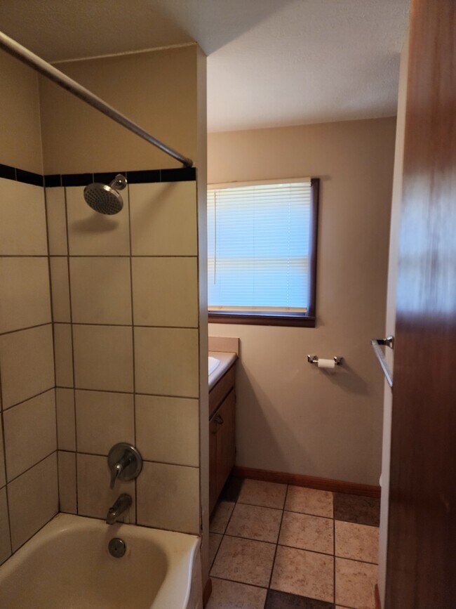 Building Photo - 432 Hazel Ct