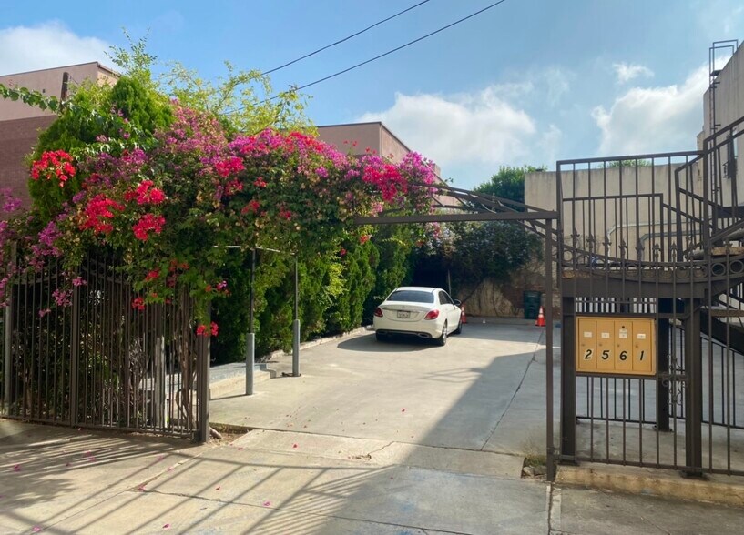 Building Photo - 2561 E Colorado Blvd