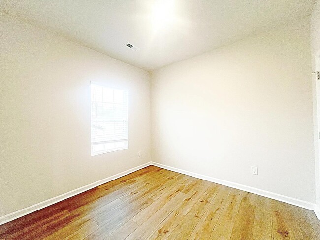 Building Photo - 5 Vine House Dr