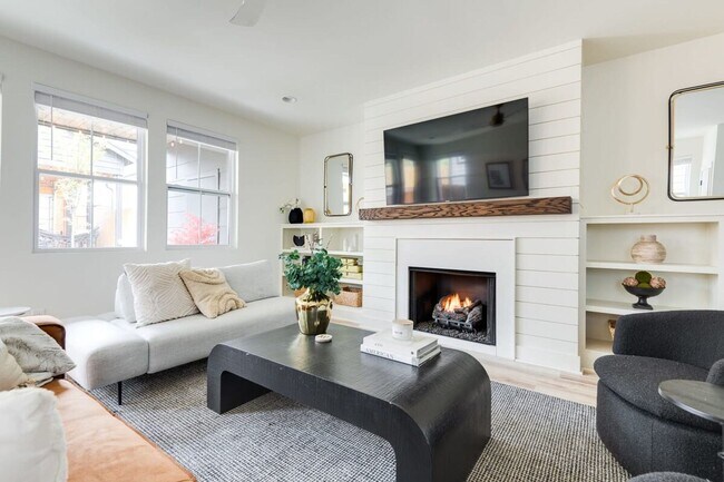 Building Photo - Fully Furnished - Designer Home (Flexible Lease Options)