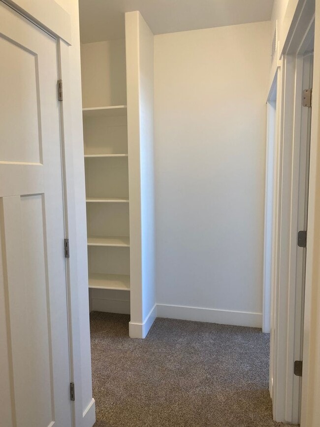 Building Photo - 3 bed 1 additional office space and 2.5 ba...