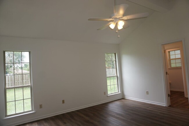 Building Photo - 3 Bedroom 2 Bathroom Home With Garage in M...