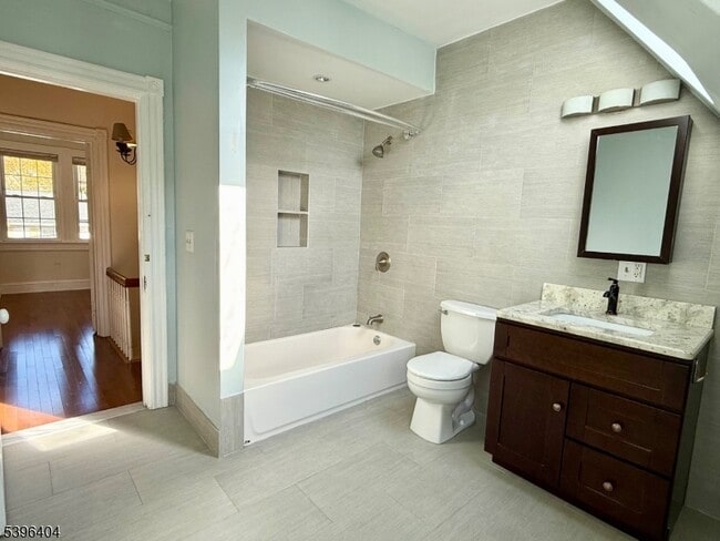 Building Photo - 8 William St