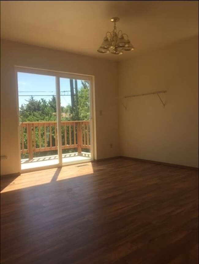Building Photo - Top Location Condo!