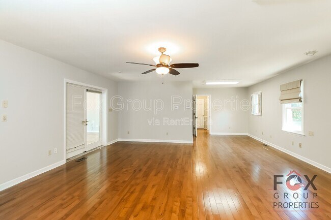 Building Photo - 2049 Charlotte Hwy