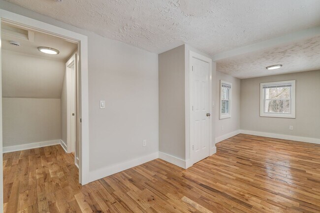 Building Photo - Newly Renovated Single Family available Now!