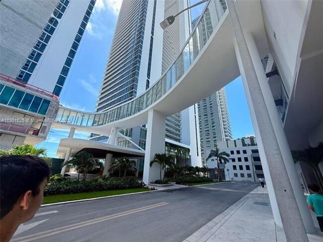 Building Photo - 700 NE 24th St