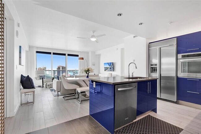 Building Photo - 3101 Bayshore Dr