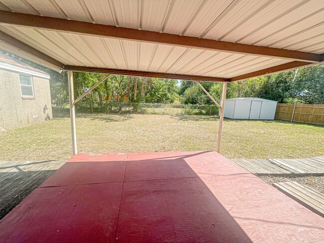 Building Photo - Updated 2 Bed Home with Garage, Huge Yard & Storage in Del City