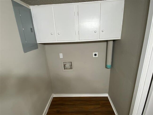 Building Photo - Very Large 2/2.5 Townhome with covered par...