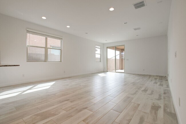 Building Photo - Gorgeous 5 Bedroom Lennar Home built 3 years ago still like new!!!  5 bedrooms in Northern Crossi...