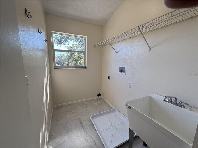 Building Photo - 12653 Longcrest Dr