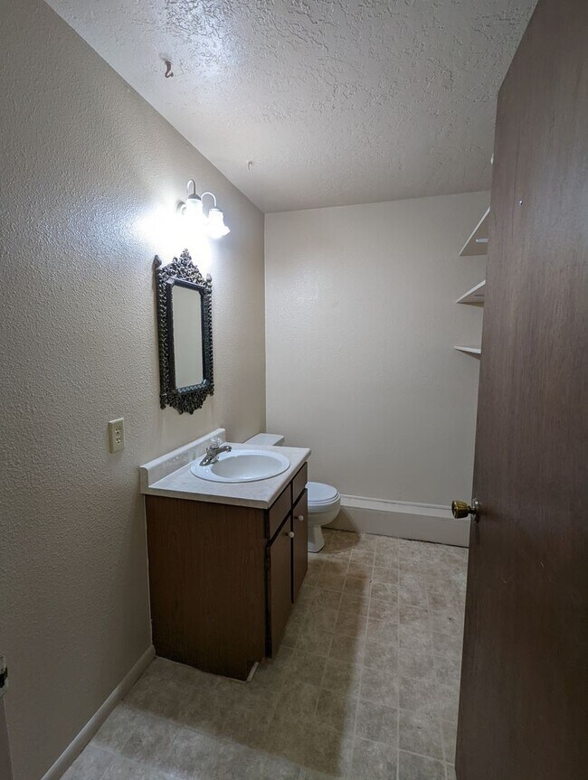 Building Photo - Crestview Duplex