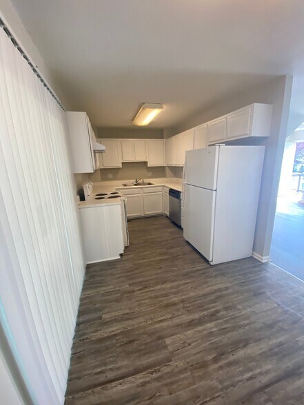 Building Photo - 1024 Fir Pl