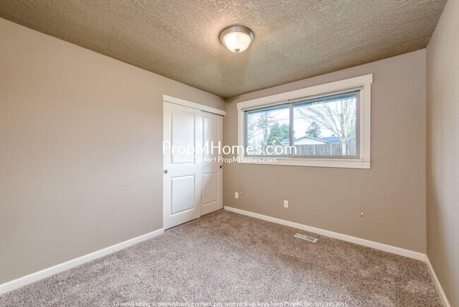 Building Photo - Updated Three Bedroom Gem in Oregon City!