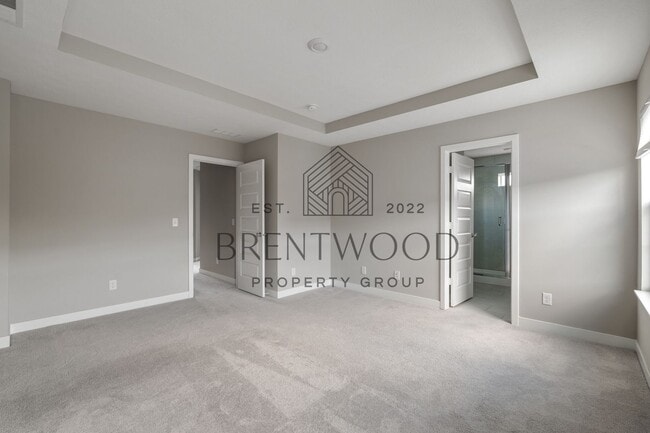 Building Photo - Move-In Ready Modern Townhome in Sought-Af...