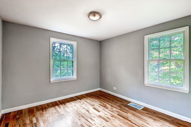 Building Photo - Updated 4-bed, 2-bath home - Blocks from R...