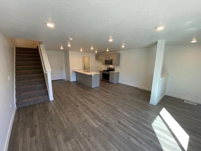 Building Photo - Coming Soon! 3 Bedroom 2 bath with Garage-...