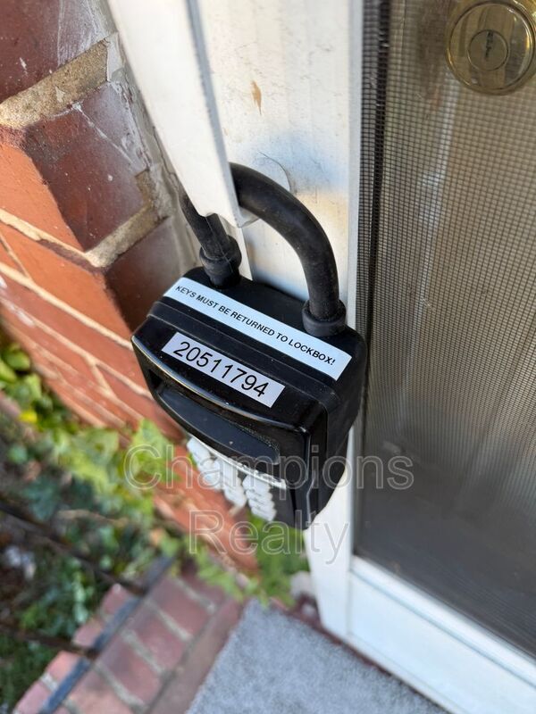 Building Photo - 2802 Pecan St