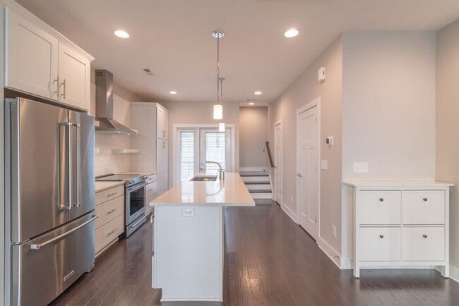 Building Photo - Beautiful Modern Townhome in South End Available 5/1!