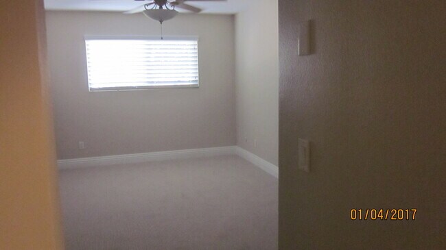 Building Photo - HILLCREST - 1 BED / 1 BATH TOP FLOOR CONDO.