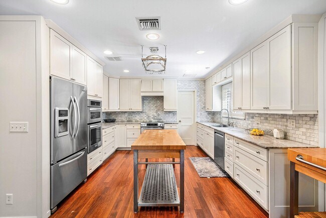 Building Photo - 2121 Areca Palm Rd