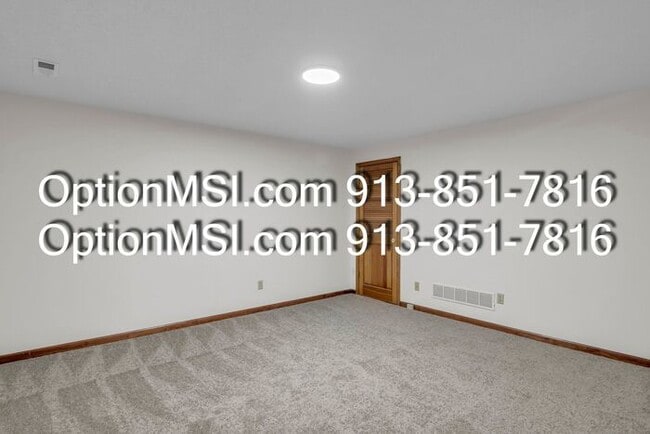 Building Photo - Spacious Townhome!