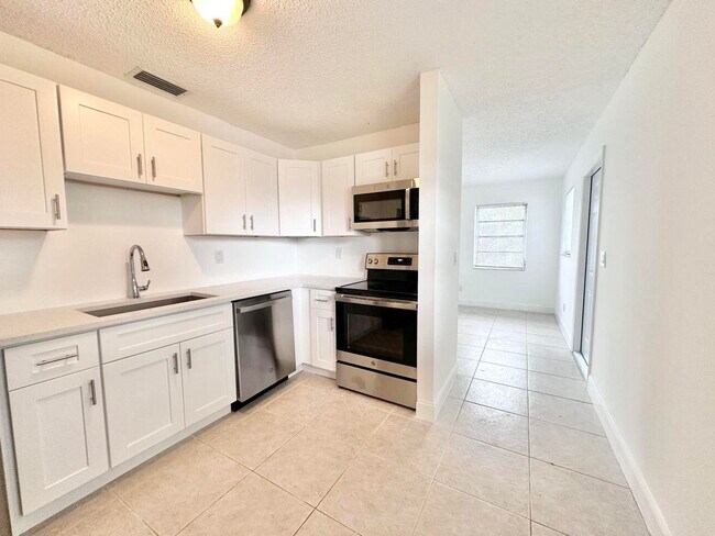 Building Photo - 906 Foresteria Dr