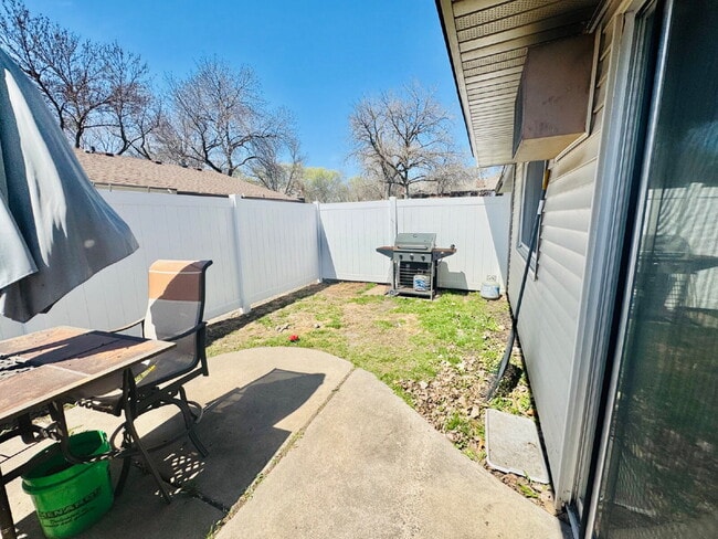 Building Photo - Charming 2-Bed Townhouse in St. Louis Park - Your Cozy Home Awaits!