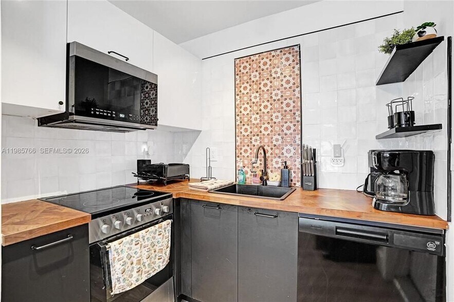 Building Photo - 754 NE 40th St