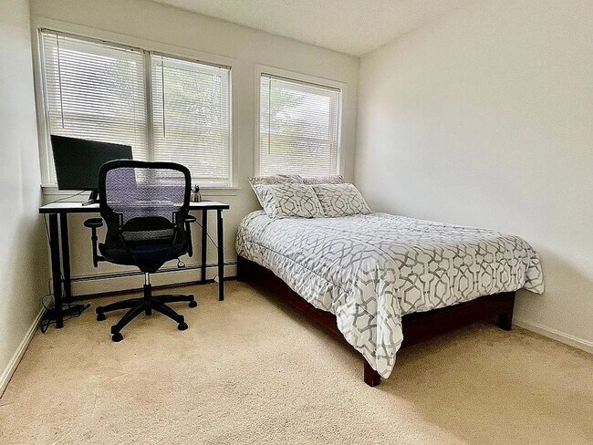 Building Photo - Spacious 3-Bedroom Condo in Lebanon, NH