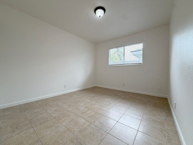 Building Photo - Experience the perfect blend of comfort and convenience