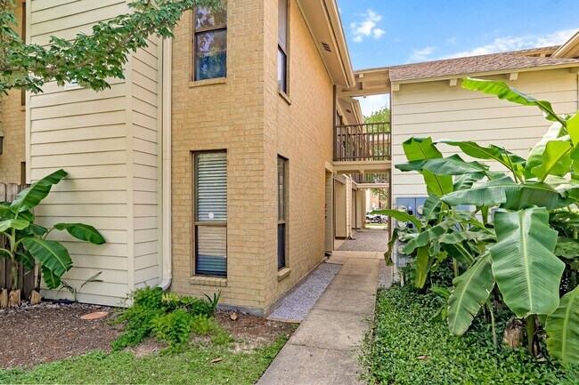Building Photo - 1 Bedroom Downstairs Condo Community Pool