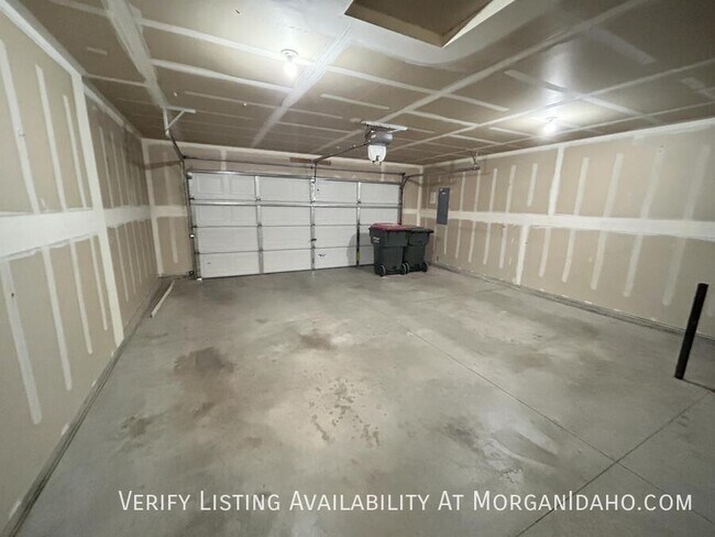 Building Photo - 1723 W Bayeux Dr