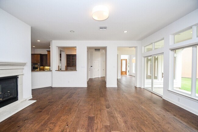 Building Photo - 2826 Tudor Manor