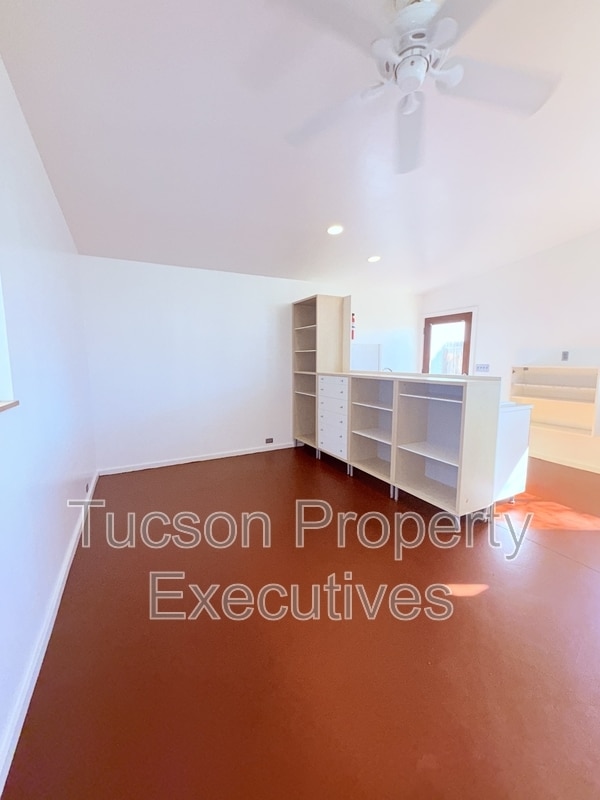 Building Photo - 443 E Delano St