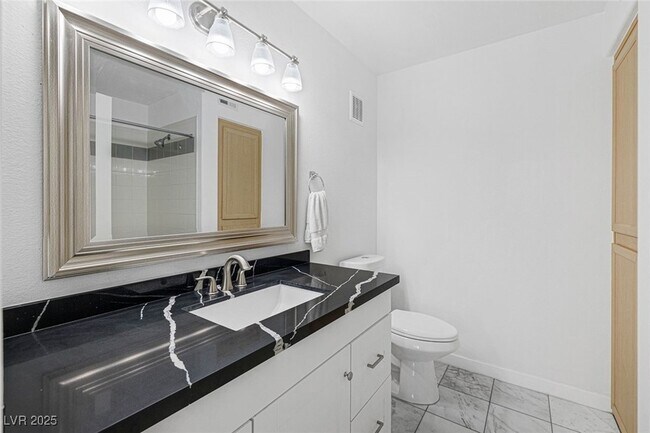 Building Photo - 950 Seven Hills Dr