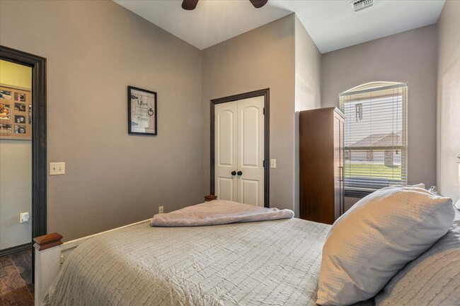 Building Photo - 8398 SW Sun Valley Dr