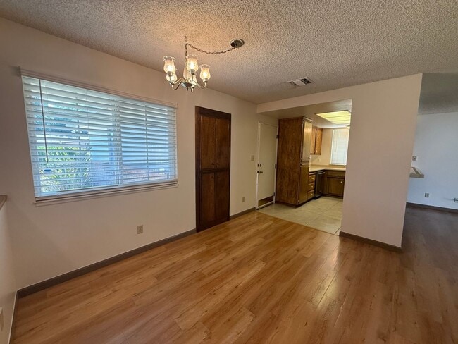 Building Photo - 3 bed 2 bath home available now!