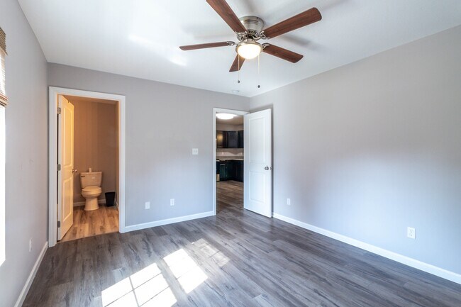 Building Photo - 524 Midlake Dr NE