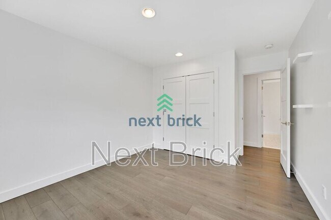 Building Photo - 1413 233rd Ave NE