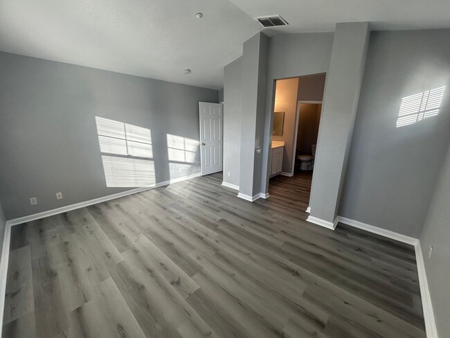 Building Photo - Newly Renovated 4 Bed 3 Bath Brentwood Home