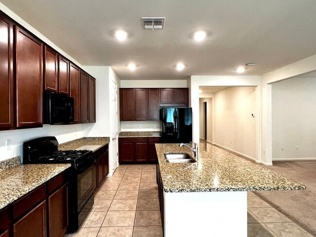 Building Photo - 4 Bedroom Home with 3-Car Garage in Gladde...