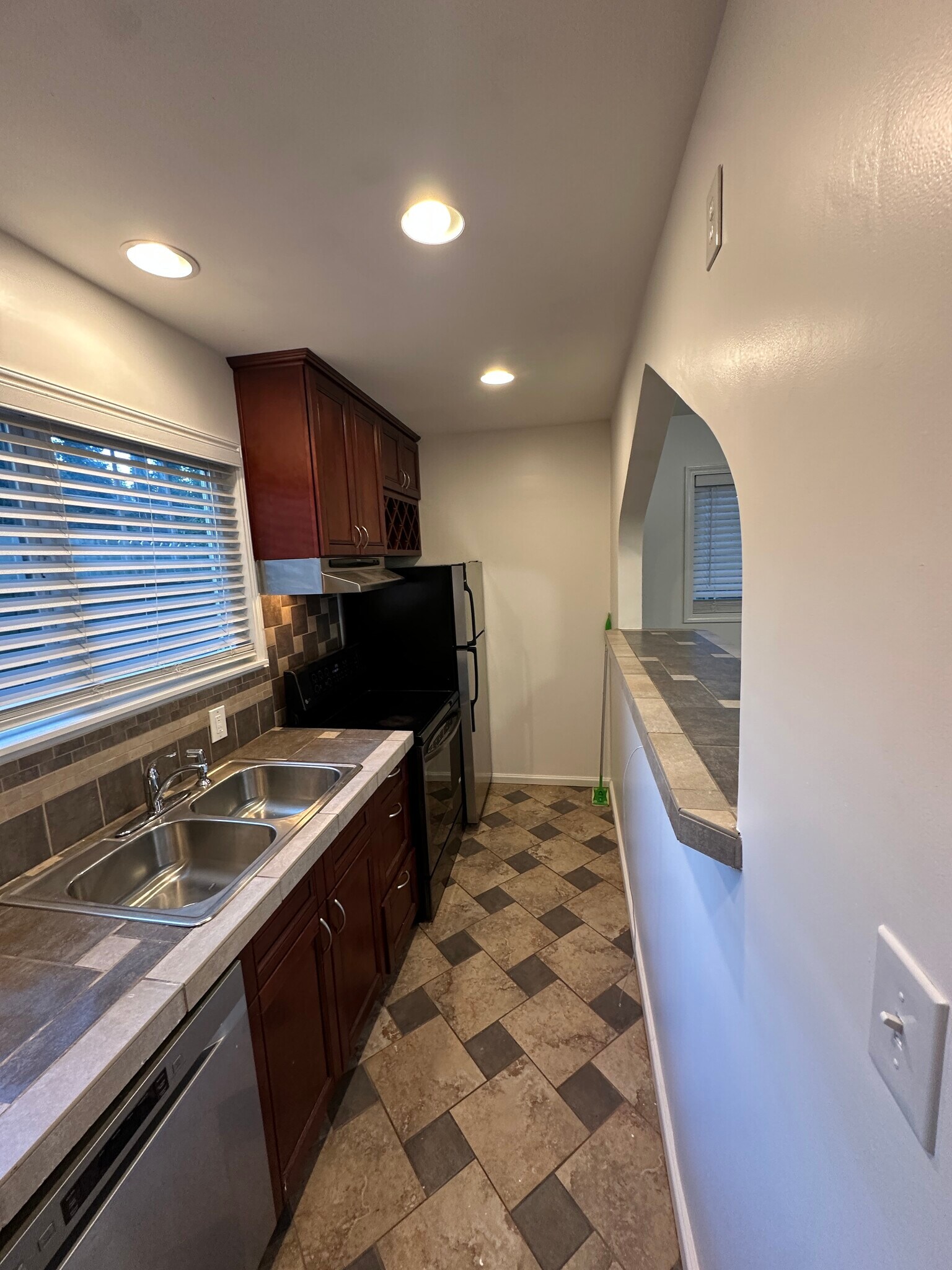 Kitchen - 19921 Forest Park Dr NE